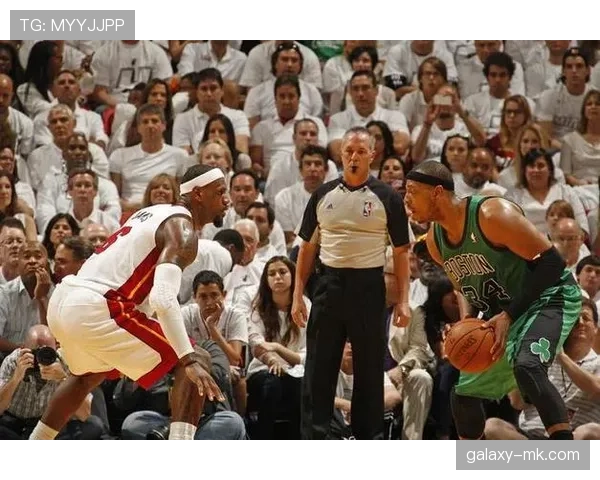 保罗·皮尔斯季后赛关键时刻多次单打制胜带队拉开比分差距