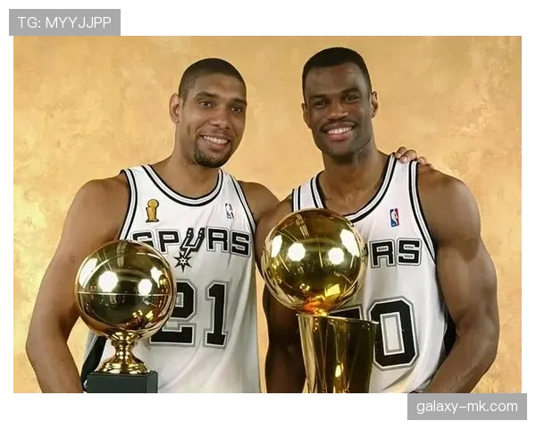 大卫·罗宾逊内线防守制约对手篮下，助力马刺奠定防守核心地位