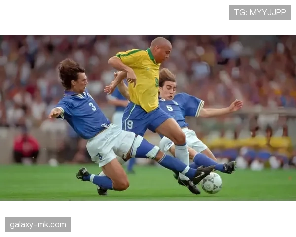 铲球后带人算犯规吗？足球规则中的具体判罚逻辑解析